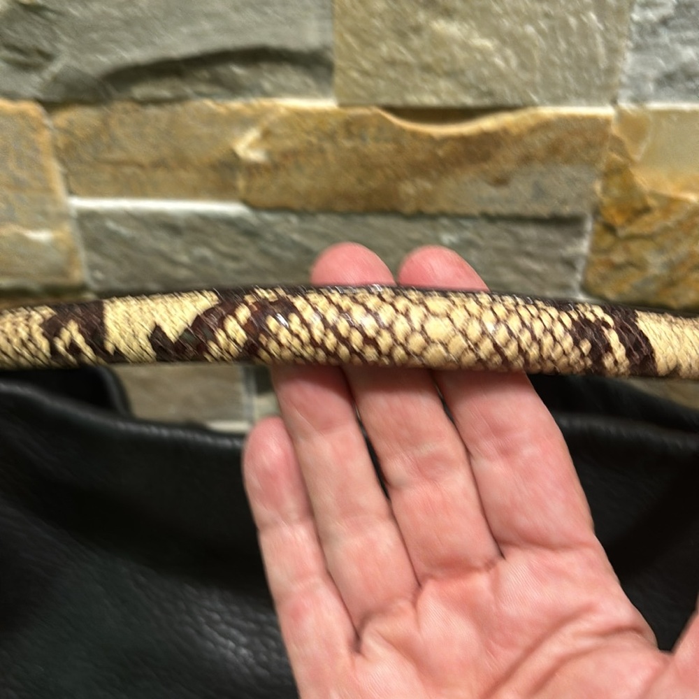Like new Tory Burch, black pebbles leather shoulder bag- with snake skin handle - Picture 7 of 13